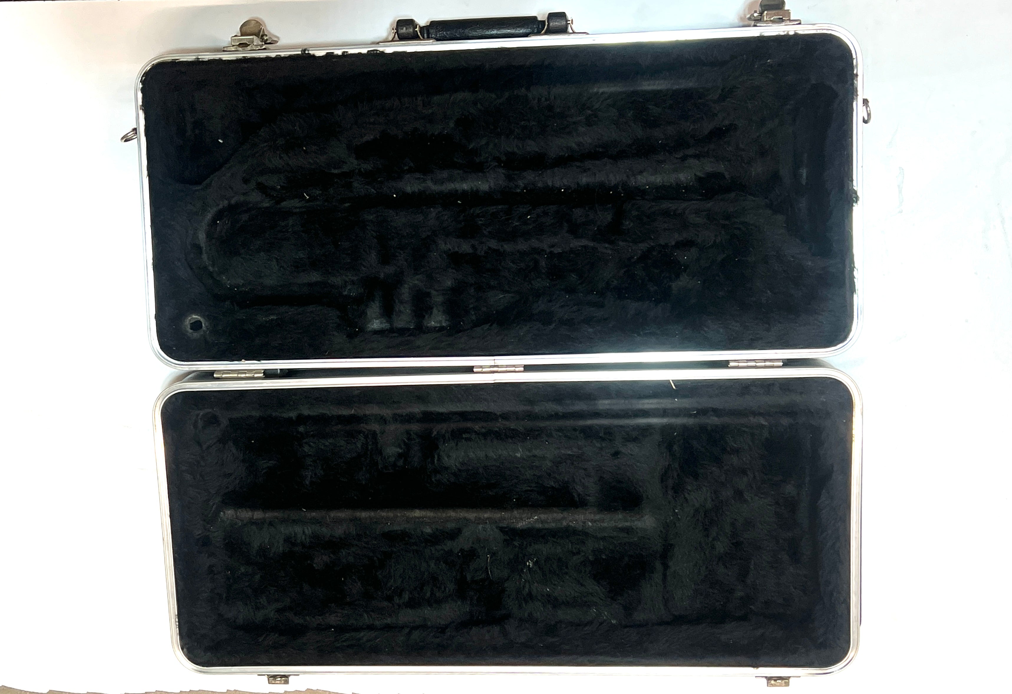Kanstul Trumpet Case scuffs on outside latches work well good case USED